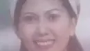 Helsi Herlinda. pesinetron yang kerap mendapatkan peran langganan antagonis. Meski sering marah-marah di sinetron, paras cantiknya saat mudatetap bikin terpesona saat menebar senyum manis. Tak ayal foto lawas Helsi pun banjir pujian. (Liputan6.com/IG/gundallasgallery)
