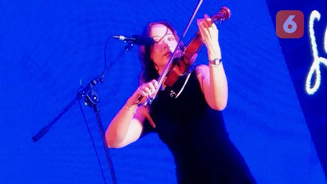 Junia Lin Jonsdottir, kembaran Laufey di Java Jazz 2024. (Altaf Jauhar/ LIputan6.com)