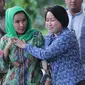 Istri Gubernur Bengkulu Lily Martiani Maddari (kiri) dikawal petugas KPK saat diamankan ke gedung KPK, Jakarta, Selasa (20/6). (Liputan6.com)