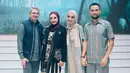 Kesuksesan Zaskia dan Shireen Sungkar tentunya tak lepas dari dukungan suaminya. Teuku Wisnu dan Irwansyah beri pelukan juga ucapan selamat untuk sang istri usai acara Reflection Acara Ramadan Show 2025. Pelukan dari suami tentunya jadi penguat. Tampak Teuku Wisnu dan Irwansyah bangga atas kolaborasi kakak adik yang sudah lama terjun ke dunia fashion itu. (Liputan6.com/IG/@shireensungkar)