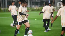 Tim asuhan pelatih asal Jepang, Satoru Mochizuki terus mengasah kemampuan dan kelihaian bermain. (Liputan6.com/Herman Zakharia)