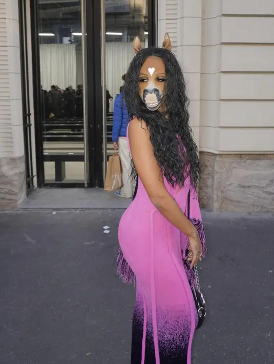 <p>Bahkan gaya rambutnya juga selalu berubah untuk mengubah penampilannya yang memukau. [Foto: Instagram/ horsegiirl420]</p>