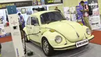 Pengunjung melihat-lihat mobil bertenaga listrik yang dipamerkan pada gelaran Indonesia Electric Motor Show (IEMS) 2019 di Jakarta, Rabu (4/9/2019). 45 exhibitor ikut dalam pameran khusus kendaraan listrik yang bertajuk Electric Vehicle for Smart Transpotation. (Liputan6.com/Helmi Fithriansyah)