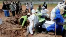 Petugas memakamkan jenazah korban COVID-19 di TPU Rorotan, Cilincing, Jakarta Utara, Kamis (29/4/2021). Dalam sehari, TPU Rorotan memakamkan korban COVID-19 dengan rata-rata 5 hingga 8 jenazah. (merdeka.com/Arie Basuki)