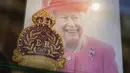 Suvenir dipajang di etalase toko, untuk merayakan ulang tahun ke-70 naik takhta Ratu Elizabeth dari Inggris, di London, Minggu, 6 Februari 2022. (AP Photo/Alberto Pezzali)