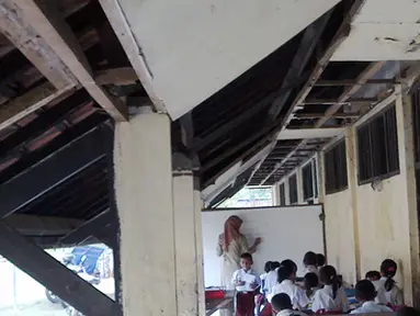 Citizen6, Bekasi: Bahkan murid-murid yang kelasnya mengalami kerusakan sangat parah terpaksa, belajar di koridor sekolah guna menghindari korban jiwa. (Pengirim: SDN Pasirranji 04)