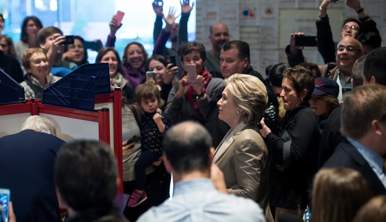 Calon Presiden AS dari Partai Demokrat, Hillary Clinton disambut warga jelang memberikan suaranya saat pemilihan presiden AS di Chappaqua, New York, AS, Selasa (8/11). (AFP PHOTO / Brendan Smialowski)
