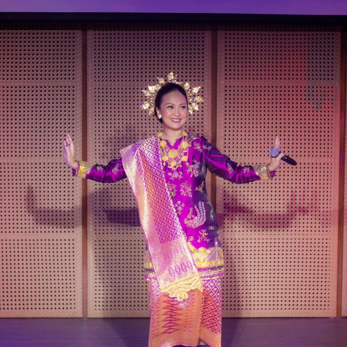 Potret Cantik Nola B3 Pakai Baju Kuruang yang Anggun dalam Konser Kenangan untuk Elly Kasim