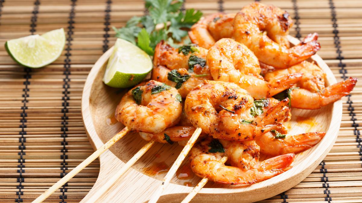 Udang bakar pedas yang juicy dan gurih, sempurna disajikan dengan nasi hangat dan lalapan
