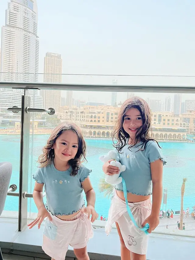 Yasmine Wildblood bersama dua anaknya yang cantik (Instagram/yaswildblood)