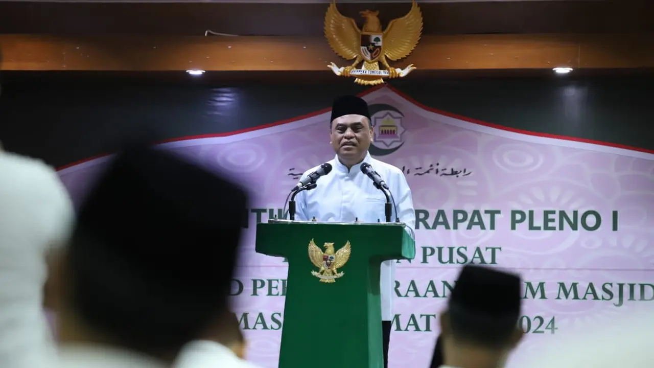 Wakil Ketua Umum Dewan Masjid Indonesia (DMI) saat mengukuhkan Pengurus Pusat Ittihad Persaudaraan Imam Masjid (IPIM).