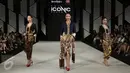 Iwan Tirta Private Collection meluncurkan koleksi terbarunya dengan dengan tema "Sigaraning Nyawa" rancangan Era Soekamto di pagelaran The Iconic Women Senayan City Fashion Nation ke-11, Jakarta, Rabu (12/4). (Liputan6.com/Herman Zakharia)