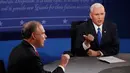 Cawapres Partai Republik, Mike Pence (kanan) berusaha menyanggah pendapat cawapers Partai Demokrat Senator Tim Kaine dalam debat perdana cawapres AS di Longwood University di Virginia, Selasa (4/10). (REUTERS/Andrew Gombert/Pool)