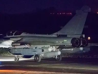 Jet tempur jenis Dassault Rafale milik Prancis bersiap untuk lepas landas di Pangkalan Udara Saint-Dizier, Jumat (13/4). Jet tempur itu berangkat ke Suriah membantu Amerika Serikat untuk melakukan penyerangan ke Damaskus. (ECPAD / AFP)