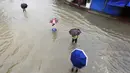 Sejumlah orang menerjang banjir yang merendam jalanan di Sunamganj, Bangladesh, Minggu (12/7/2020). Banjir di sejumlah wilayah Bangladesh telah memengaruhi kehidupan lebih dari 1,3 juta orang dan mengakibatkan puluhan ribu keluarga mengungsi. (Xinhua)