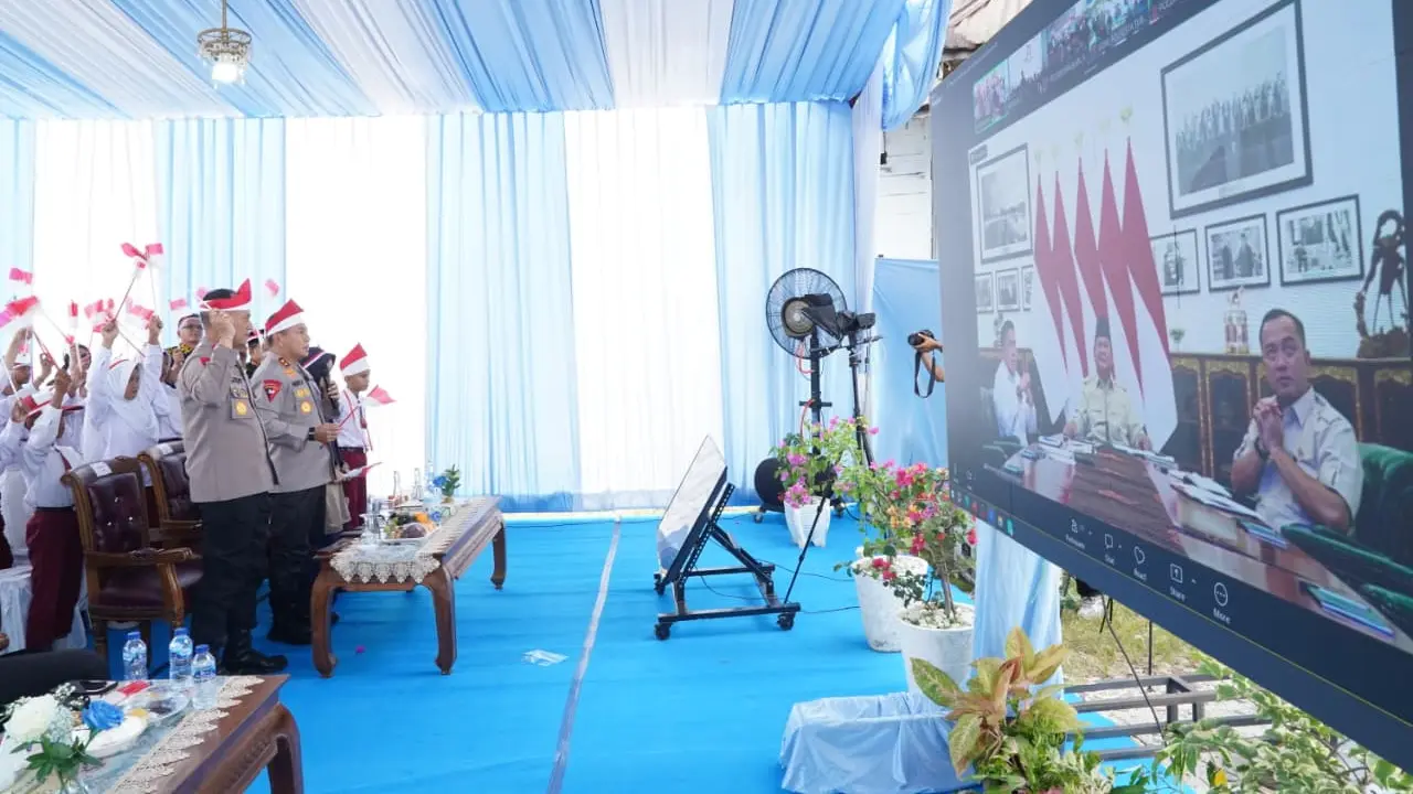 Kapolda Riau Irjen Herry Heryawan melaporkan langsung kepada Presiden mengenai pembangunan jembatan (Istimewa)