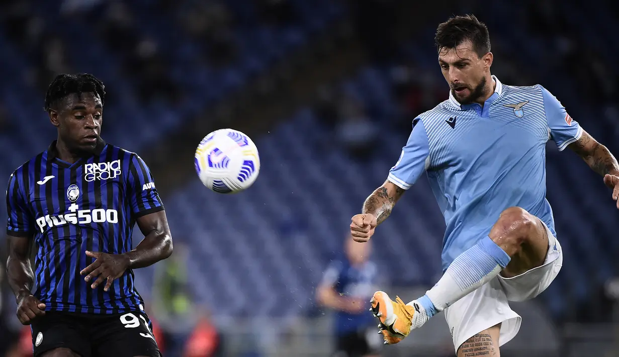 Francesco Acerbi. Bek berusia 33 tahun yang menjadi pilihan utama di lini belakang ini didatangkan dari Sassuolo pada musim 2018/2019 dan terikat kontrak hingga akhir musim 2022/2023. Sudah tampil dalam 129 laga di semua ajang dengan mencetak 6 gol dan 5 assist. (AFP/Filippo Monteforte)