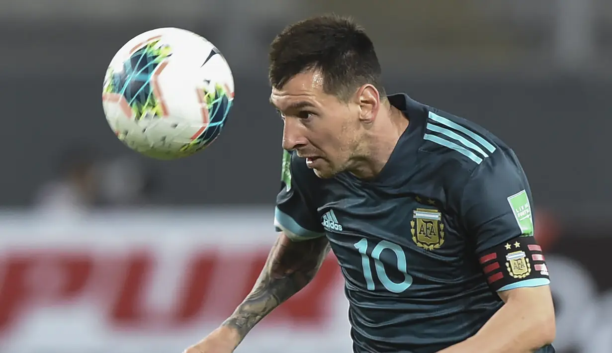 2. Lionel Messi (Agentina) - Tampil saat laga terakhir melawan Peru (18/11/2020) dengan kemenangan 2-0, meskipun tidak mencetak gol. Sudah membukukan 22 gol dari 49 laga, dengan ratio 0,45 gol per-laga. (AFP/Ernesto Benavides/Pool)