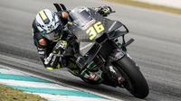 Pembalap MotoGP Spanyol dari tim Honda HRC Castrol, Joan Mir, mengambil tikungan selama hari ketiga tes pramusim MotoGP 2026 di Sirkuit Internasional Sepang di Sepang pada 5 Februari 2026. (Mohd Rasfan/AFP)