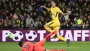 Striker PSG, Edinson Cavani, berusaha gawang Metz yang dijaga Eiji Kawashima, pada laga Ligue 1 Prancis di Stadion Saint-Symphorien, Moselle, Jumat (8/9/2017). Metz kalah 1-5 dari PSG. (AFP/Patrick Hertzog)