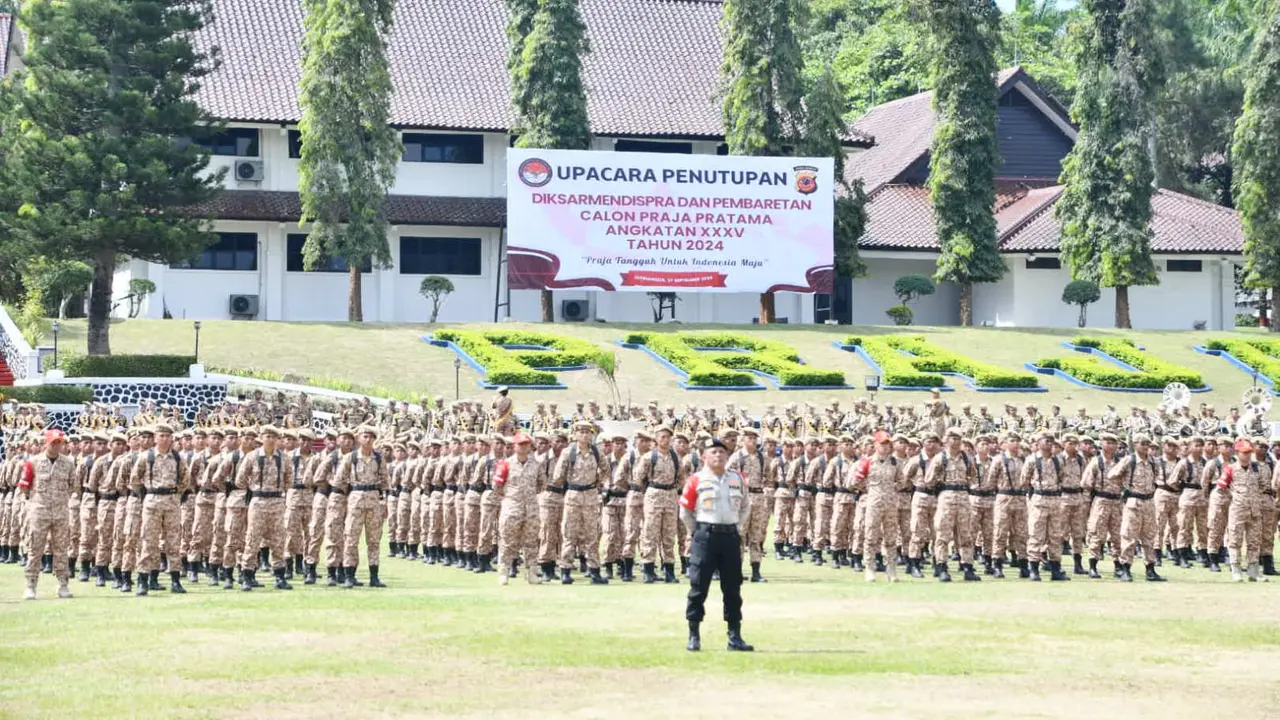 Pelaksanaan pembaretan Praja Pratama Angkatan XXXV IPDN di Lapangan Parade Abdi Praja IPDN Kampus Jatinangor, Sumedang, Jawa Barat.