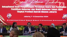Ketua Komisi Pemilihan Umum (KPU) Daerah Khusus Ibukota Jakarta, Wahyu Dinata (ketiga kiri) memimpin rapat pleno rekapitulasi hasil penghitungan perolehan suara dan penetapan hasil Pemilihan Gubernur Jakarta pada Pemilihan Kepala Daerah (Pilkada) 2024, Minggu (8/12/2024). (Liputan6.com/Angga Yuniar)
