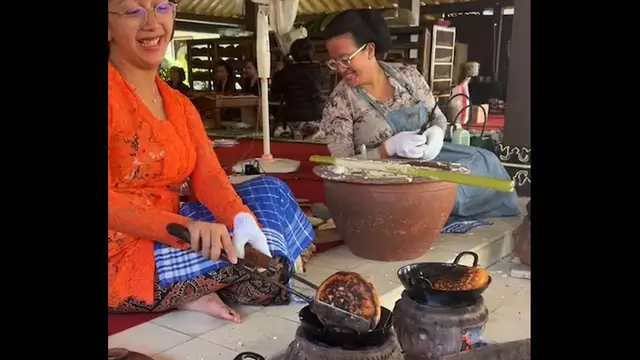 Aksi Para Putri Sultan HB X Masak Apem di Dapur Keraton Yogyakarta, Bersila Depan Tungku Dibalut Kebaya