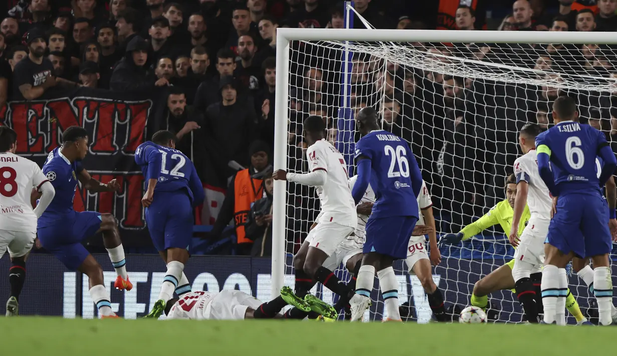 Chelsea sudah unggul 1-0 pada menit ke-24 melalui gol Wesley Fofana. Bola sambarannya dalam situasi kemelut di depan gawang AC Milan tak mampu diantisipasi kiper Ciprian Tatarusanu. (AP/Ian Walton)