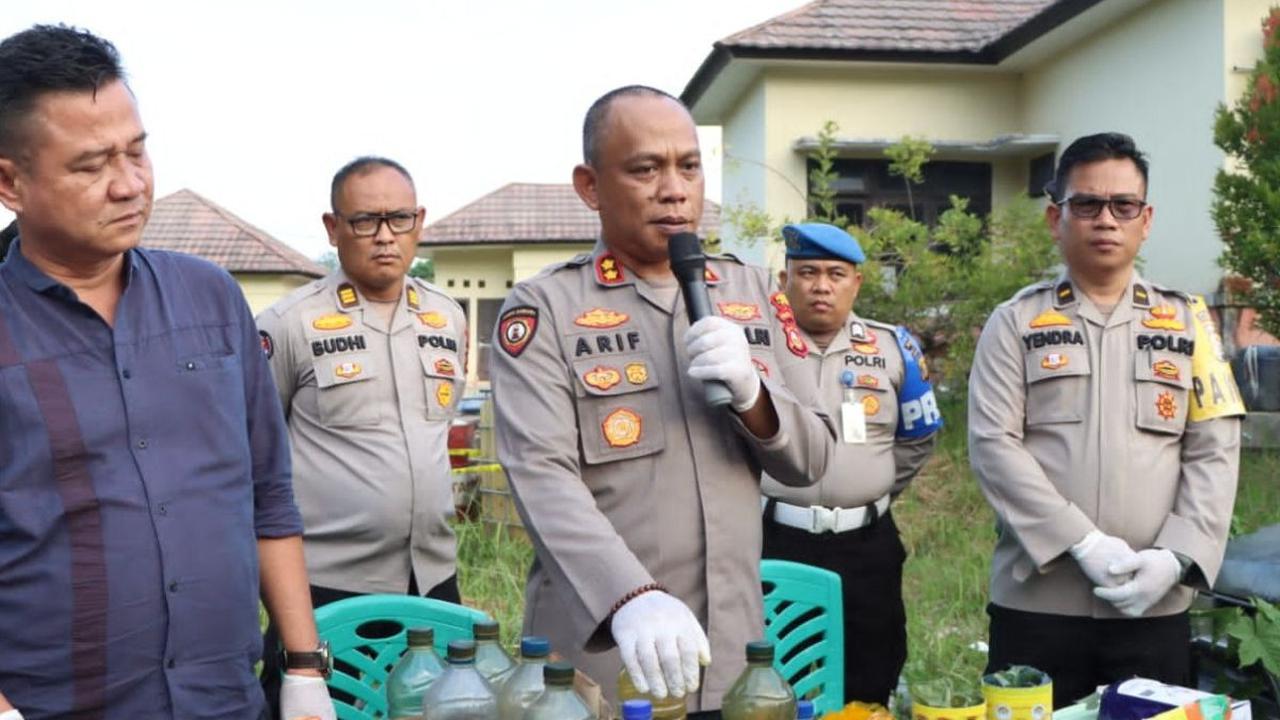 Jajaran Polres Ogan Komering Ulu (OKU), Sumatera Selatan, menggerebek gudang penyimpanan sekaligus pengoplosan bahan bakar minyak (BBM) ilegal. Pemilik, BBM olahan dan peralatan diamankan.