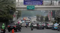 Sejumlah kendaraan melintasi jalan Sudirman, Jakarta, Senin (4/9). Pemprov DKI Jakarta mulai melakukan sosialisasi melalui spanduk dibeberapa titik di kawasan jalan Jenderal Sudirman. (Liputan6.com/Faizal Fanani)