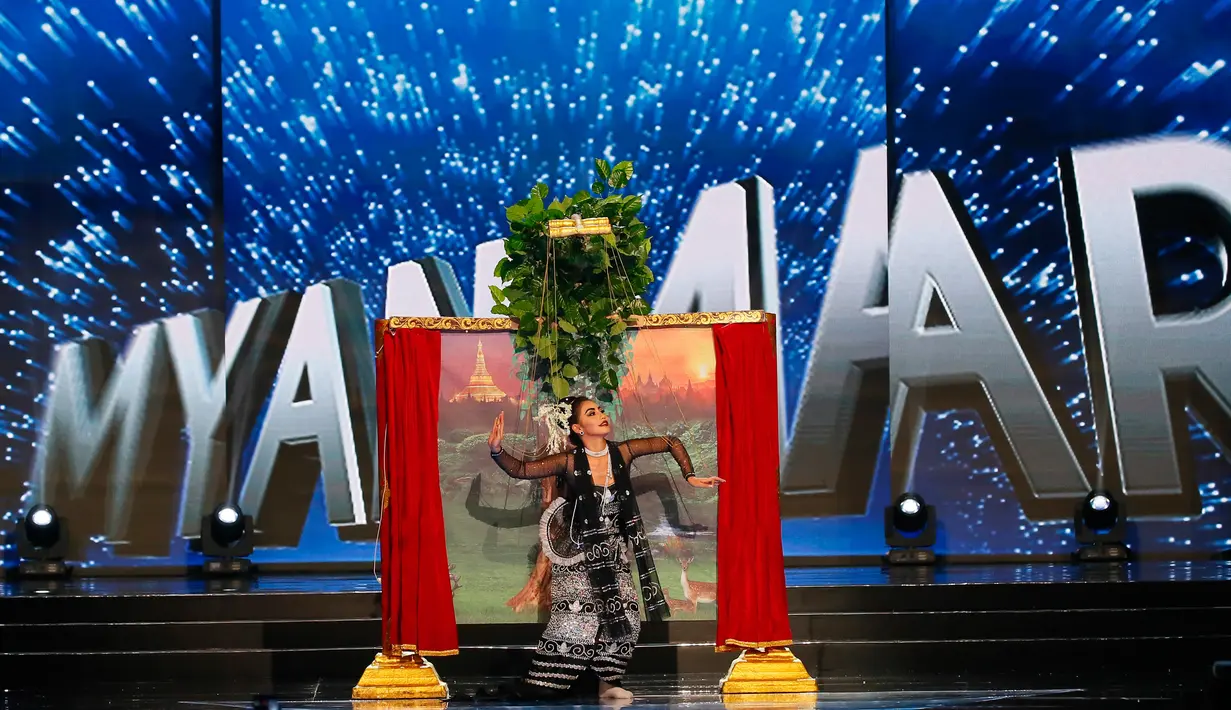 Wakil Myanmar, Htet Htet Htun menampilkan kostum nasionalnya di sesi Preliminary Show Miss Universe 2016 di Manila, Filipina, Kamis (26/1). Miss Myanmar berdandan seperti boneka, mewakili seorang putri khas dari dinasti Bagan. (AP Photo/Bullit Marquez)