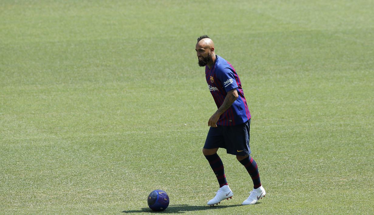 Pemain baru Barcelona, Arturo Vidal, saat perkenalan di Stadion Camp Nou, Senin, (7/8/2018). Barcelona merogoh kocek sebesar 19 juta euro untuk mengamankan jasa pria berkebangsaan Cile itu. (AP/Manu Fernandez)