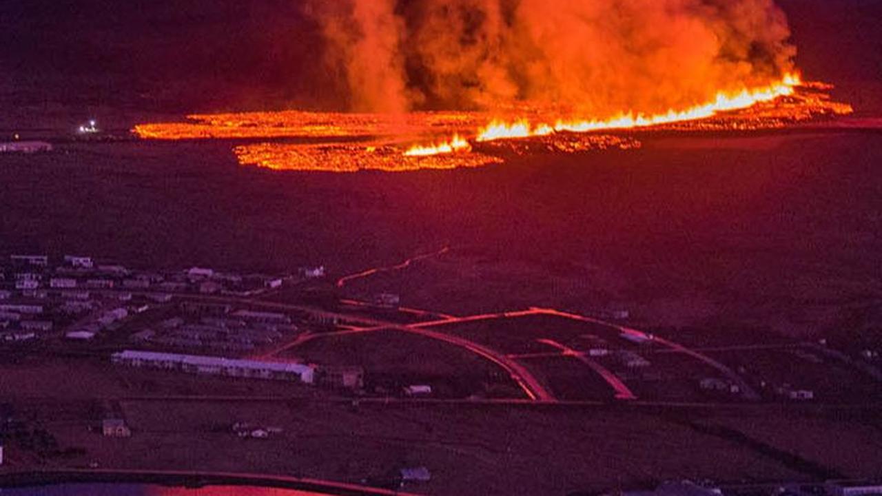 FOTO: Dahsyatnya Letusan Gunung Api di Islandia, Lava Pijar Mengalir ke Kota dan Bakar Rumah-Rumah Penduduk