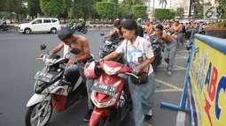 Ratusan pelajar SMA mendorong sepeda motor mereka di Bundaran Simpang Lima, Semarang, Jawa Tengah, Kamis (3/5). Selain mengganggu ketertiban umum, para pelajar diamankan karena membahayakan pengguna jalan lainnya. (Liputan6.com/Gholib)