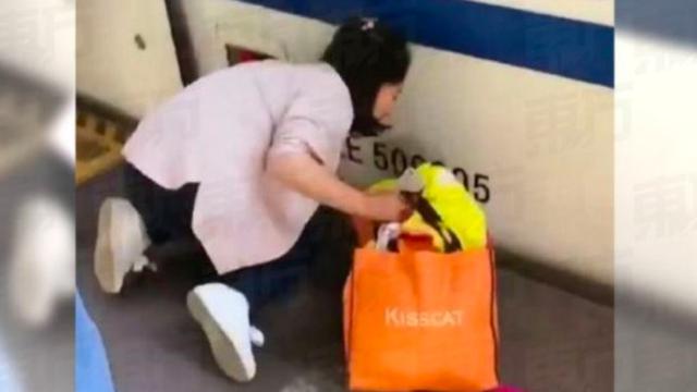 Ibu Asyik Main Ponsel, Anak Jatuh ke Kolong Kereta hingga Nyaris Tewas