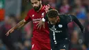 Gelandang Liverpool, Mohamed Salah (kiri) berebut bola dengan striker Paris Saint-Germain (PSG) Neymar saat bertanding di Liga Champions di Anfield, Liverpool, Inggris, Selasa (18/9). Liverpool membungkam PSG 3-2. (AP Photo/Dave Thompson)