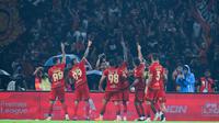 Para pemain Persija Jakarta merayakan gol yang dicetak oleh Allano ke gawang Persebaya Surabaya pada laga pekan ke-27 BRI Super League di Stadion Utama Gelora Bung Karno, Jakarta, Sabtu (11/4/2026). (Bola.com/Bagaskara Lazuardi)