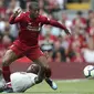 Gelandang Liverpool, Georginio Wijnaldum, berusaha melewati gelandang West Ham, Michail Antonio, pada laga Premier League di Stadion Anfield, Minggu (12/8/2018). Liverpool menang 4-0 atas West Ham. (AP/David Davies)