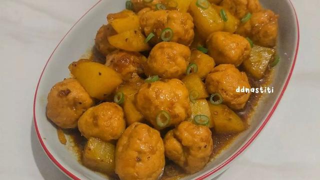 Semur Bola Daging Ayam dan Kentang @ddnastiti