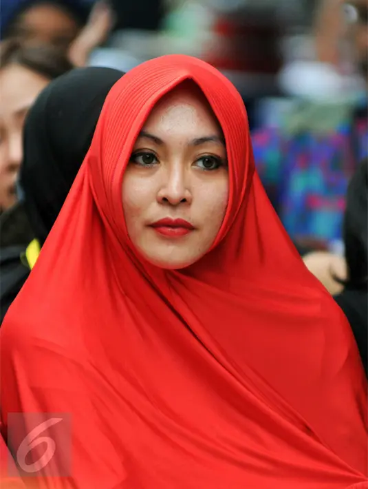 Sekitar 2008 silam, Puteri Indonesia, yang menjadi politisi, Angelina Sondakh resmi memeluk Islam. Bahkan Maia Estianty, melalui Instagram mengaku salut, baru beberapa tahun masuk Islam, sudah beberapa kali khatam Alquran dan menjadi religius. (Liputan6)