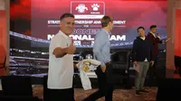 Pelatih Timnas Indonesia, John Herdman (kiri) dan Cesar Meylan saat menghadiri acara perkenalan kerja sama yang berlangsung di Hotel Tribrata, Jakarta, Jumat (23/01/2026). (Bola.com/Bagaskara Lazuardi)