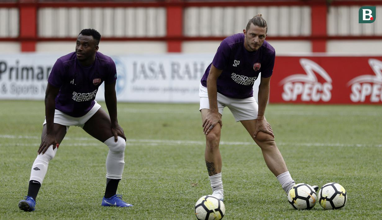 Pemain PSM Makassar, Steve Paulle, bersama Guy Junior melakukan pemanasan saat latihan di Stadion PTIK, Jakarta, Minggu (2/12). Latihan ini persiapan jelang laga Liga 1 melawan Bhayangkara FC. (Bola.com/Yoppy Renato)