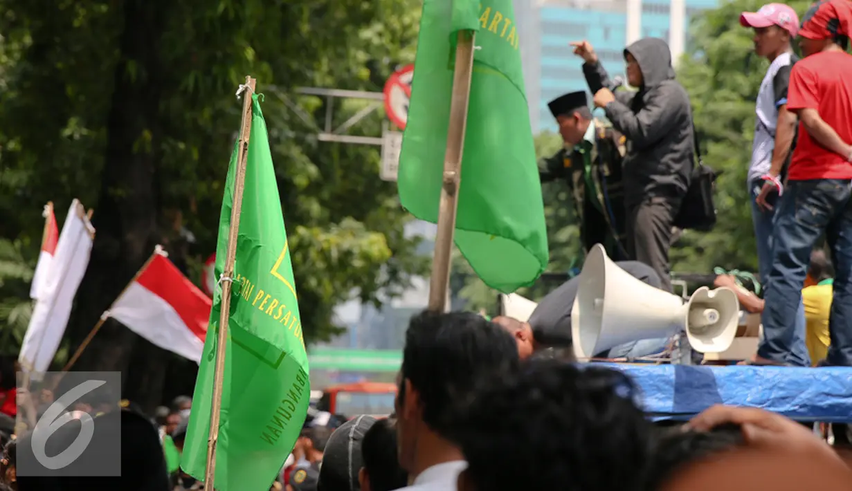 Massa Komunitas Muslim Pembela Kabah (Kompak) saat berunjuk rasa di Kementerian Hukum dan HAM, Jakarta, Senin (28/12). Dalam aksinya mereka mendesak pemerintah menyelesaikan konflik Partai Persatuan Pembangunan (PPP). (Liputan6.com/Faizal Fanani)