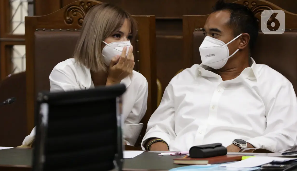 Pasangan selebritas Nia Ramadhani (kiri) bersama suaminya, Ardi Bakrie saat menjalani sidang lanjutan kasus dugaan penyalahgunaan narkoba di Pengadilan Negeri Jakarta Pusat, Kamis (9/12/2021). Sidang lanjutan tersebut mendengar keterangan saksi ahli. (Liputan6.com/Helmi Fithriansyah)