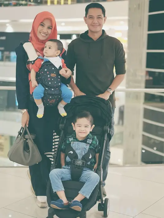 Dengan berhijab, Alyssa Soebandono mengaku terus untuk bisa lebih dekat lagi dengan Sang Pencipta. Agar bisa menjadi pribadi yang lebih baik lagi. Salah satunya adalah dengan belajar dan mempraktekkan. (Instagram/ichasoebandono)