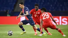 Penyerang Paris Saint-Germain (PSG), Angel Di Maria, berusaha melewati pemain Bayern Munchen pada laga Liga Champions di Stadion  Parc des Princes, Rabu (14/4/2021). PSG takluk dengan skor 0-1. (AFP/Frank Fife)