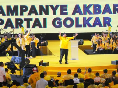 Ketua Umum Partai Golkar Airlangga Hartarto menyapa kader dan simpatisan saat Kampanye Akbar Partai Golkar di Istora Senayan, Jakarta, Selasa (9/4). Acara diisi dengan penyampaian pidato politik oleh Airlangga Hartarto. (Liputan6 com/Angga Yuniar)