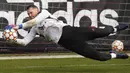 Kiper Bayern Munchen Manuel Neuer menangkap bola saat sesi latihan sebelum leg kedua babak 16 besar Liga Champions di Munich, Senin (7/3/2022). Bayern Munchen akan menjalani laga leg kedua melawan RB Salzburg di Allianz Arena pada Rabu (9/3) dini hari WIB. (AP Photo/Matthias Schrader)