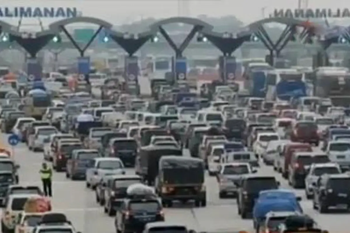 Kendaraan Mengular hingga 14 Km di Gerbang Tol Cipali
