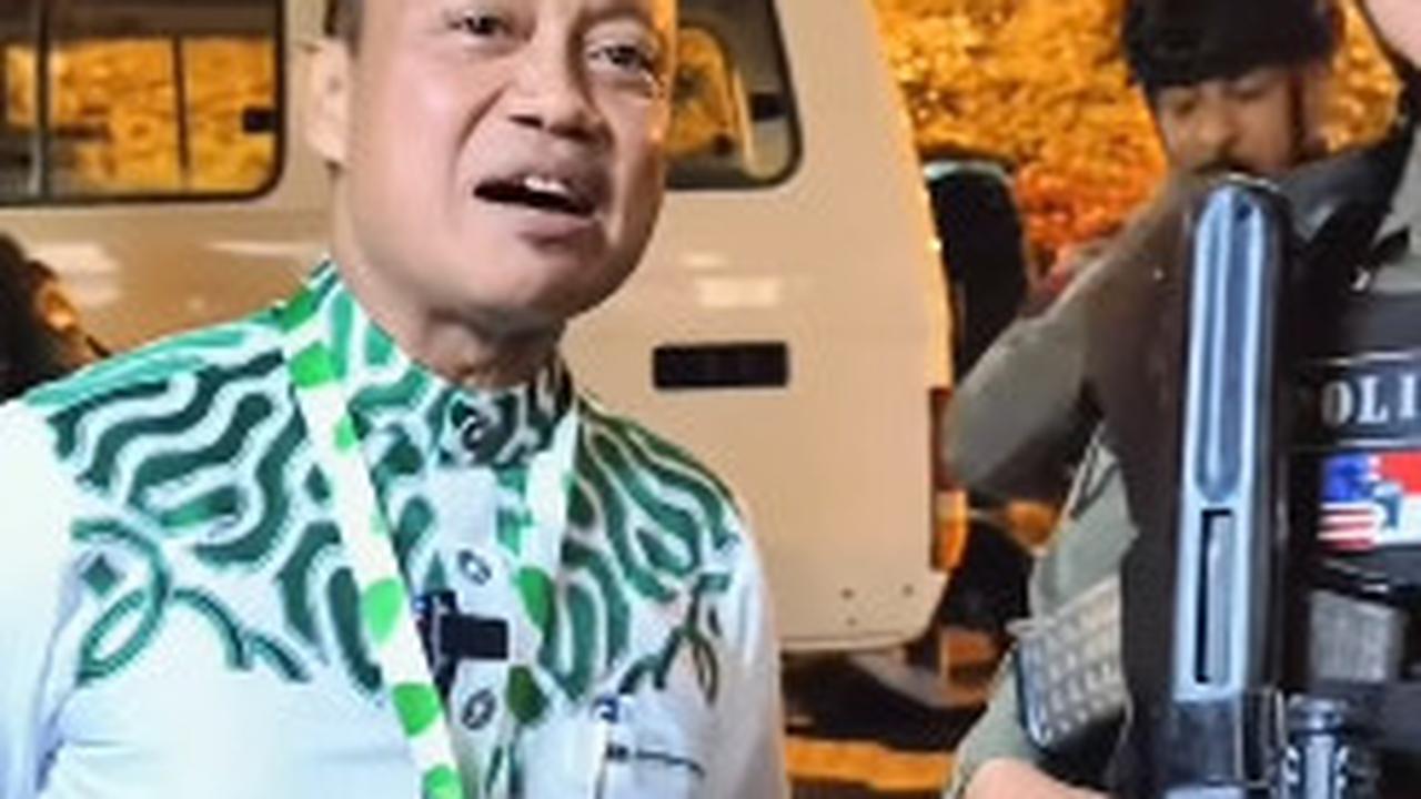 Sosok Polwan Gegana Brimob Bersenjata Lengkap Kawal Ustad Kondang Dakwah di Papua